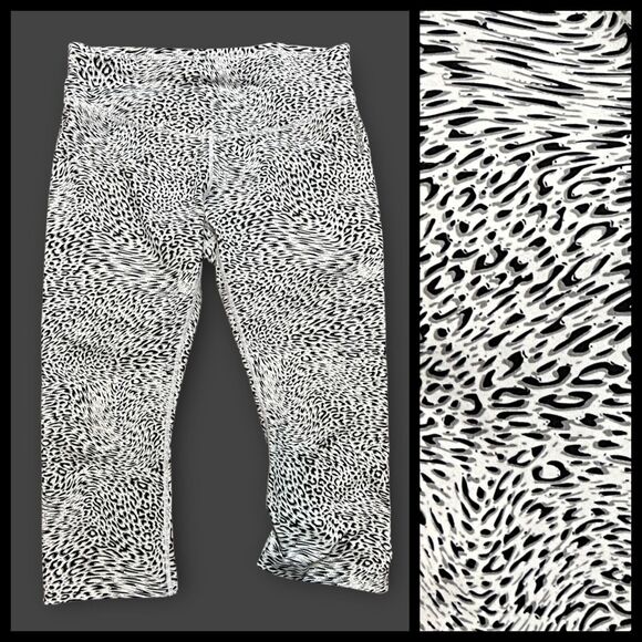 Reebok Women’s Cropped Leggings Size Medium White Black Leopard Print Animal - Picture 1 of 8